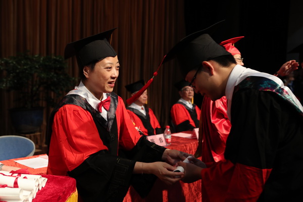 �����Ϊ��ҵ���䷢ѧλ֤��